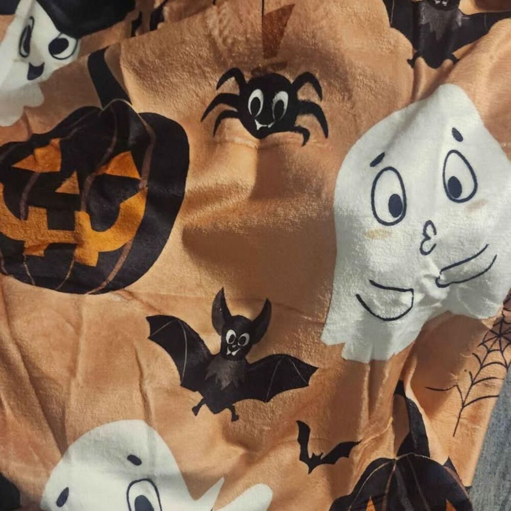 🎃 Cute Pastel Halloween Fleece Blanket (40x50) - New Without Packaging